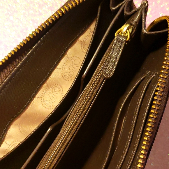 Authentic MK Wallet. Excellent condition - Picture 4 of 5